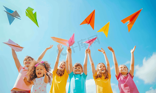 61儿童节61六一儿童节儿童节摄影照片_小学生一起扔纸飞机