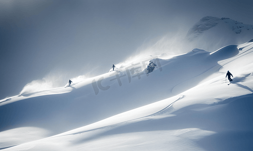 小寒蓝色摄影照片_滑雪者下坡冬天