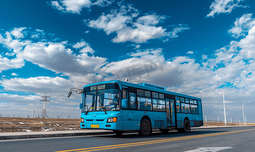 马路上的一辆蓝色的公交车大巴车