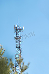 城市摄影照片_夏日森林中的通讯信号基站