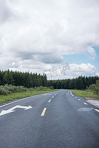 竖构图草原公路