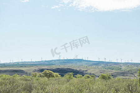 通用清新摄影照片_夏日远方的风车发电厂