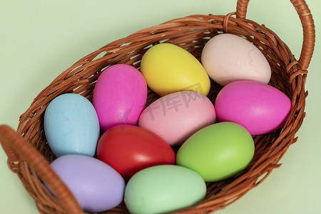 彩绘蛋摄影照片_复活节竹筐里的彩蛋