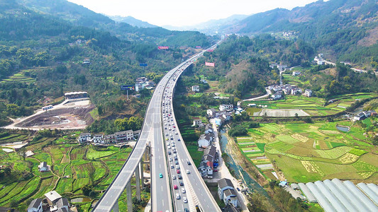 拥堵摄影照片_高速公路车辆成群结队拥堵