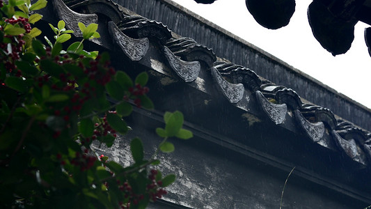 小雨中雨大雨摄影照片_古风屋檐下雨滴水实拍