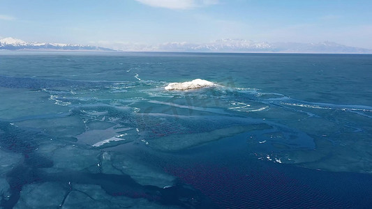 新疆春天摄影照片_1080新疆博州赛里木湖冰雪融化冰川冰层实拍