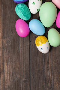 彩绘蛋摄影照片_彩蛋复活节木头背景