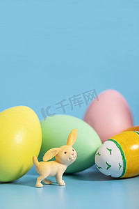 彩绘蛋摄影照片_彩蛋与兔子复活节图片