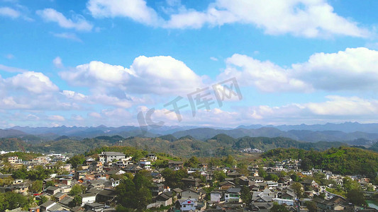 农村大山风景摄影照片_大山中的乡村农村群屋蓝天白云摄影