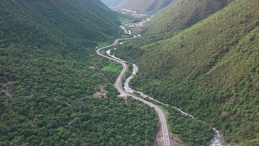 实拍航拍大山山谷沟壑河流公路