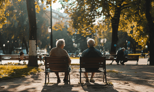 老年夫妇坐公园椅子背影