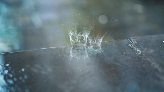 滴滴摄影照片_实拍下雨天雨滴滴落地面唯美意境