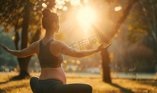 待产摄影照片_公园中锻炼瑜伽的孕妇