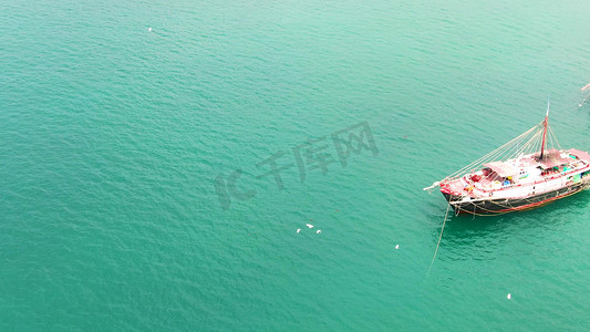 风景摄影照片_航拍蓝色大海海面风景