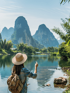 旗子图片摄影照片_女导游向游客介绍景点