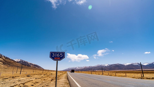 城市风光摄影照片_自驾西藏川西G318公路国道车流