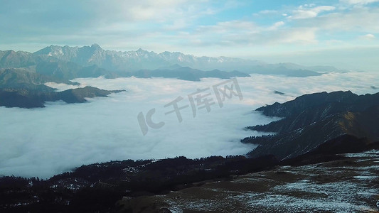 中国山川摄影照片_航拍山顶峡谷中唯美云海雾凇山顶云海
