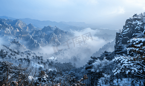 日照雪山摄影照片_日照贡嘎群山