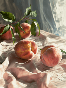 早晨桌布上的粉色桃子