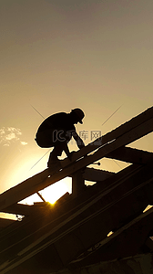 五一城市建筑背景里的劳动工人剪影