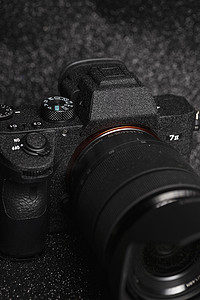 背科技摄影照片_相机镜头机身图片黑色背景