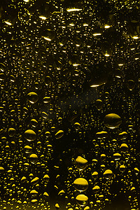 光影光斑摄影照片_被金色光线折射的水珠