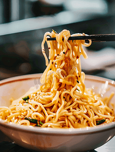 牛腩图片摄影照片_早餐面食炸酱面