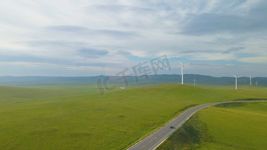 草原上的羊摄影照片_呼伦贝尔草原上的风车风景