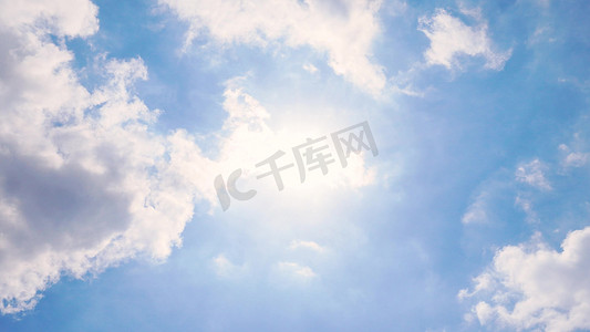 太阳光线摄影照片_夏日晴空万里蓝天白云