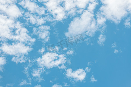 天空云朵创意摄影照片_天高任鸟飞创意蓝天图片