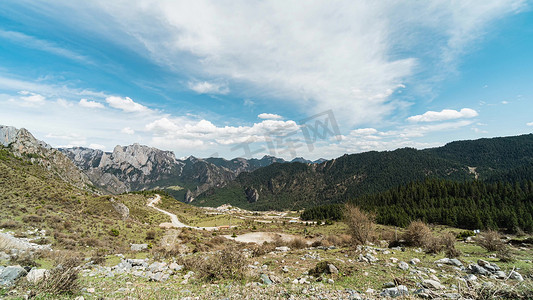 藏族自治州摄影照片_甘南藏族自治州扎尕那景区蓝天白云风景