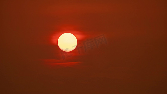 太阳落下云层特写自然现象日落