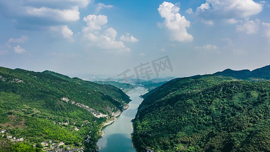 蓝天航拍摄影照片_航拍夏天绿水青山蓝天白云自然风光