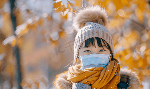 冬季流感摄影照片_秋冬儿童户外戴口罩流感咳嗽