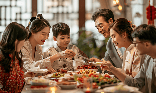 红色喜庆新年春节放假通知摄影照片_过年一家人吃团圆饭