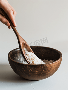 木勺里的米倒入碗中