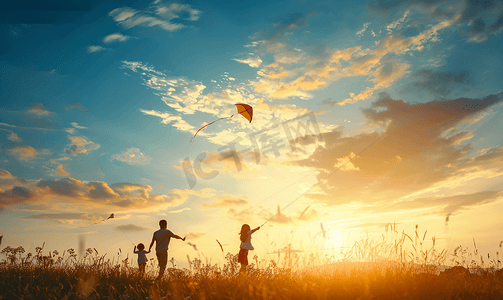 一家人放风筝摄影照片_年轻夫妻看着孩子追逐玩风筝