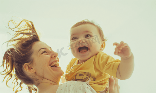 宝宝闹摄影照片_妈妈和婴儿玩闹