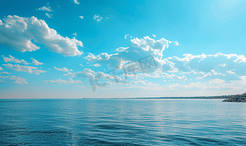 海边蓝天空摄影照片_蓝色的海天一线