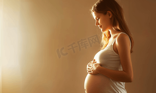 大肚子图片摄影照片_孕妇大肚子保护