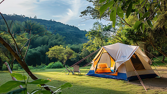 绿色草地上的帐篷春天露营图片