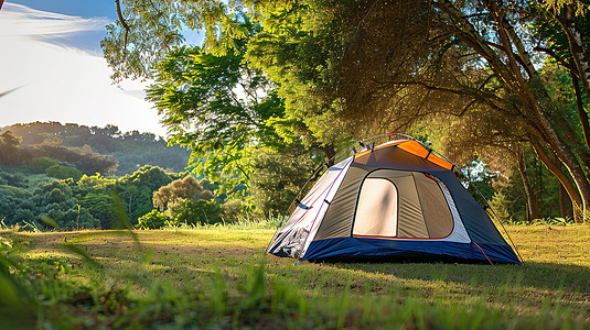 绿色草地上的帐篷春天露营照片