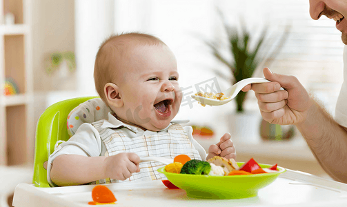 可爱婴儿人物摄影照片_爸爸妈妈喂婴儿吃辅食
