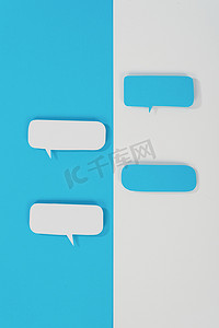极简对话框摄影照片_蓝白拼色创意对话聊天框