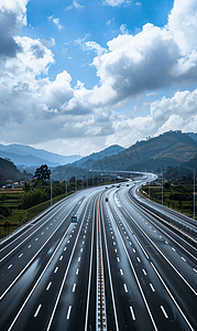 蓝天白云下的高速公路风景