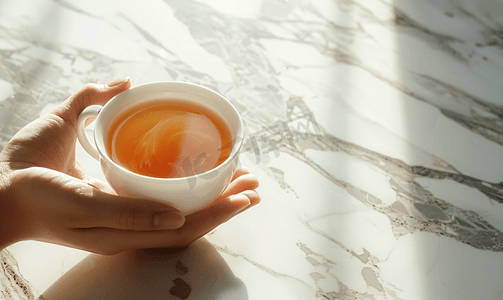 中国风茶叶摄影照片_手端茶杯 茶文化