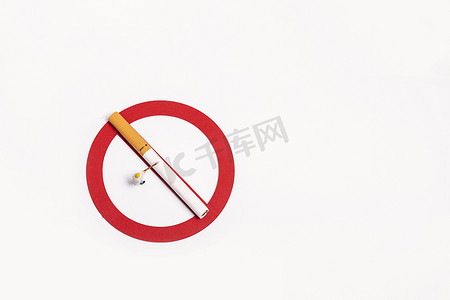 掐灭烟头摄影照片_禁止吸烟微缩创意白色背景