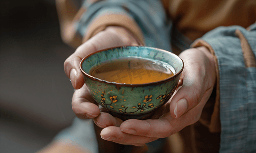 道家意境摄影照片_手端茶杯 茶文化