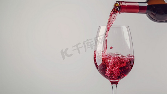 玻璃红酒杯立体描绘摄影照片
