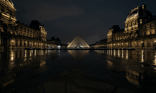 法国巴黎卢浮宫摄影照片_法国巴黎卢浮宫夜景